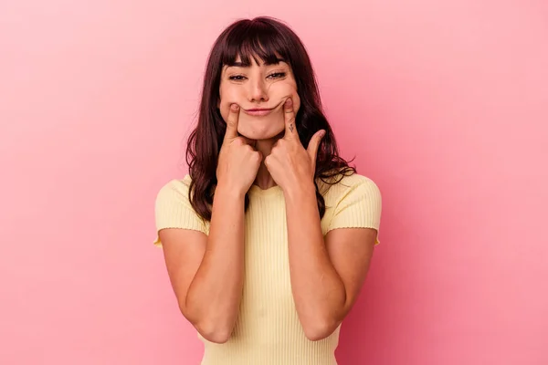 Giovane Donna Caucasica Isolata Sfondo Rosa Dubitare Tra Due Opzioni — Foto Stock