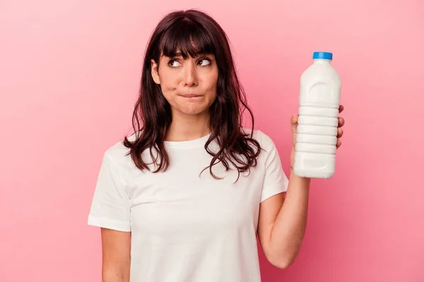 Junge Kaukasische Frau Hält Eine Flasche Milch Isoliert Auf Rosa — Stockfoto