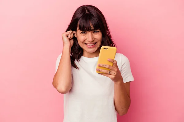 Junge Kaukasische Frau Hält Ein Handy Isoliert Auf Rosa Hintergrund — Stockfoto