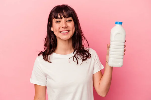 Ung Kaukasiska Kvinna Som Håller Flaska Mjölk Isolerad Rosa Bakgrund — Stockfoto