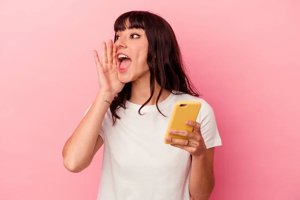 Junge Kaukasische Frau Hält Ein Handy Isoliert Auf Rosa Hintergrund — Stockfoto