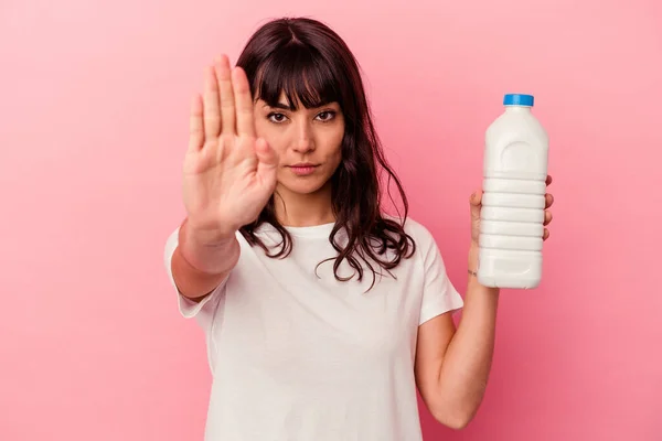 Ung Kaukasisk Kvinna Håller Flaska Mjölk Isolerad Rosa Bakgrund Står — Stockfoto