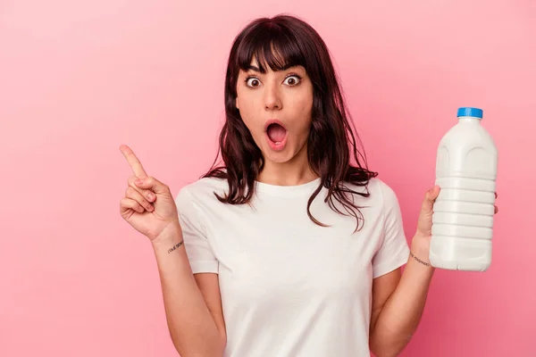 Junge Kaukasische Frau Hält Eine Flasche Milch Isoliert Auf Rosa — Stockfoto