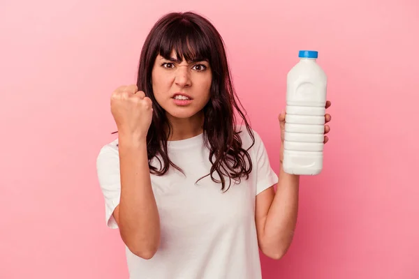 Junge Kaukasische Frau Hält Eine Flasche Milch Isoliert Auf Rosa — Stockfoto