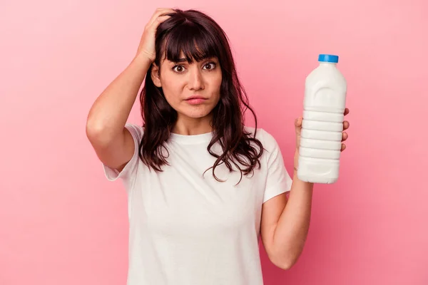 Junge Kaukasische Frau Hält Eine Flasche Milch Isoliert Auf Rosa — Stockfoto