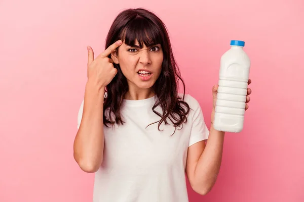 Ung Kaukasiska Kvinna Som Håller Flaska Mjölk Isolerad Rosa Bakgrund — Stockfoto