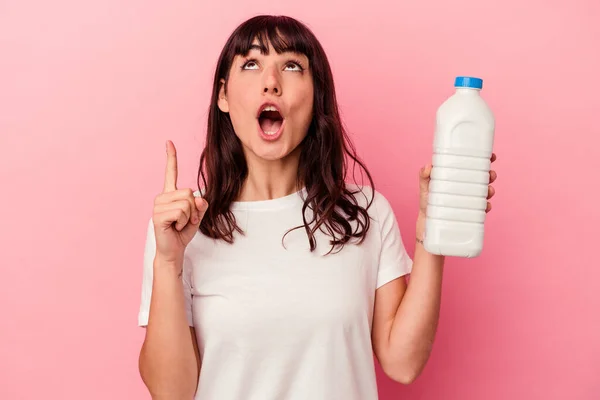 Ung Kaukasisk Kvinna Som Håller Flaska Mjölk Isolerad Rosa Bakgrund — Stockfoto