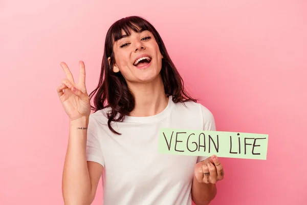 Mulher Caucasiana Jovem Segurando Cartaz Vida Vegan Isolado Fundo Rosa — Fotografia de Stock