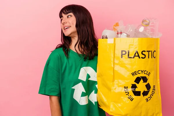 Jovem Caucasiana Segurando Saco Plástico Reciclado Isolado Fundo Rosa Olha — Fotografia de Stock