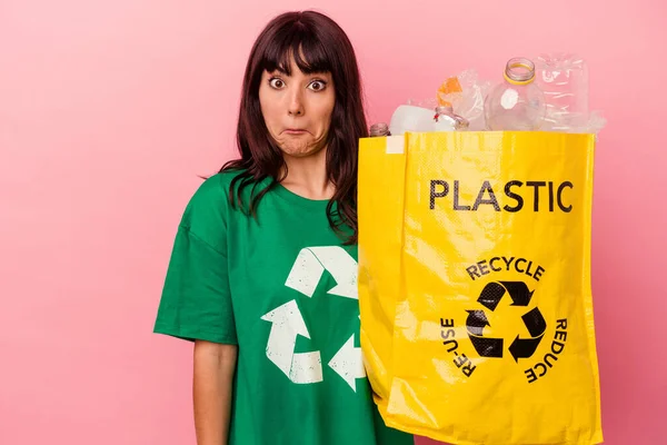 Jovem Caucasiana Segurando Saco Plástico Reciclado Isolado Fundo Rosa Encolhe — Fotografia de Stock