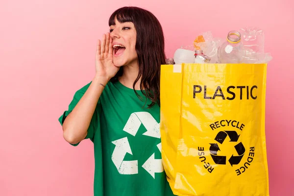 Jovem Caucasiana Segurando Saco Plástico Reciclado Isolado Fundo Rosa Gritando — Fotografia de Stock