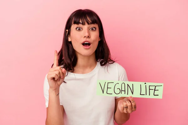 Mulher Caucasiana Jovem Segurando Cartaz Vida Vegan Isolado Fundo Rosa — Fotografia de Stock