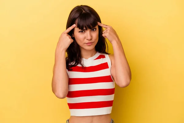 Young Caucasian Woman Isolated Yellow Background Focused Task Keeping Forefingers — Stock Photo, Image