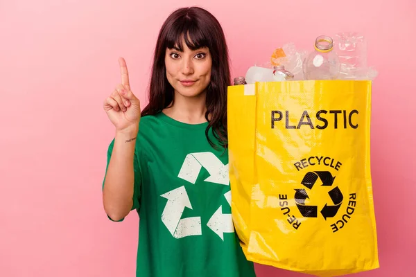 Mulher Branca Jovem Segurando Saco Plástico Reciclado Isolado Fundo Rosa — Fotografia de Stock