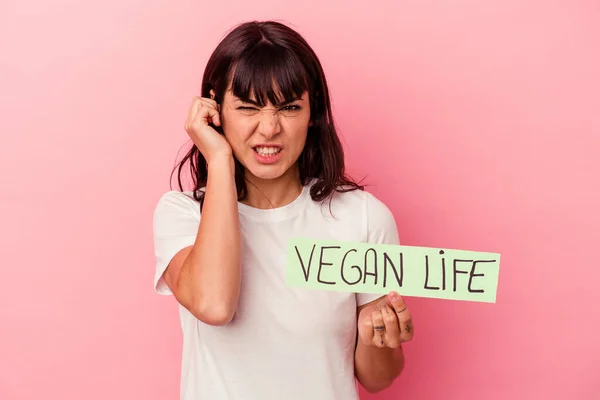 Ung Kaukasiska Kvinna Som Håller Vegan Liv Plakat Isolerad Rosa — Stockfoto