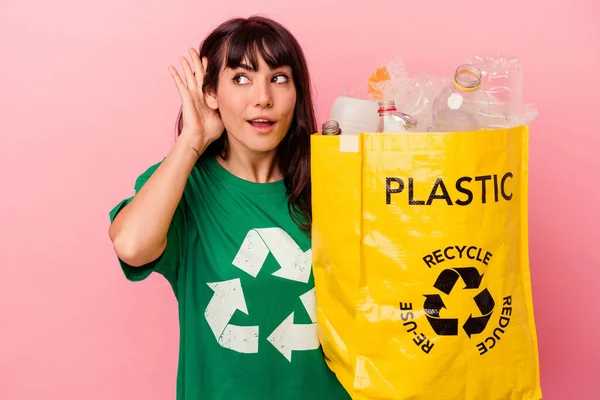 Jovem Caucasiana Segurando Saco Plástico Reciclado Isolado Fundo Rosa Tentando — Fotografia de Stock