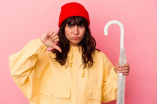 Jonge Blanke Vrouw Met Een Paraplu Geïsoleerd Een Roze Achtergrond — Stockfoto