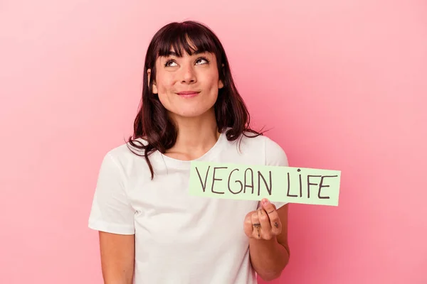 Ung Kaukasiska Kvinna Som Håller Vegan Liv Plakat Isolerad Rosa — Stockfoto