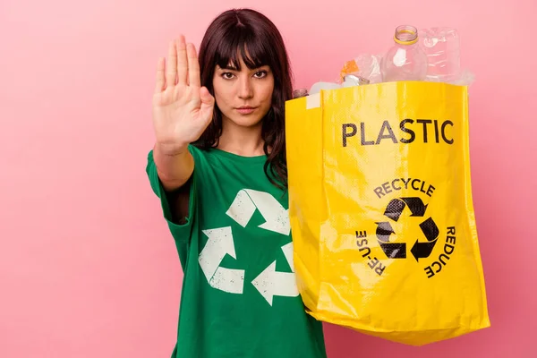 Mulher Caucasiana Jovem Segurando Saco Plástico Reciclado Isolado Fundo Rosa — Fotografia de Stock