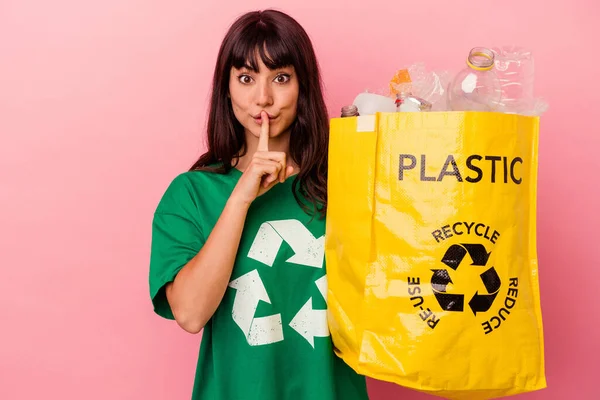 Jovem Caucasiana Segurando Saco Plástico Reciclado Isolado Fundo Rosa Mantendo — Fotografia de Stock