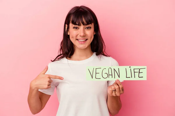 Ung Kaukasisk Kvinna Håller Vegan Liv Plakat Isolerad Rosa Bakgrund — Stockfoto