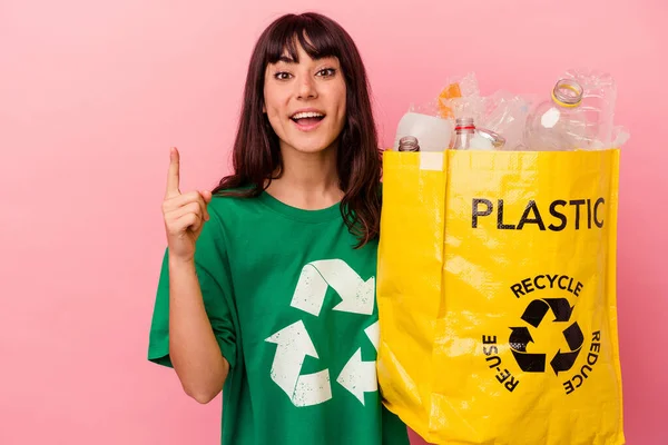 Jovem Caucasiana Segurando Saco Plástico Reciclado Isolado Fundo Rosa Com — Fotografia de Stock
