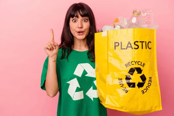 Jovem Caucasiana Segurando Saco Plástico Reciclado Isolado Fundo Rosa Tendo — Fotografia de Stock