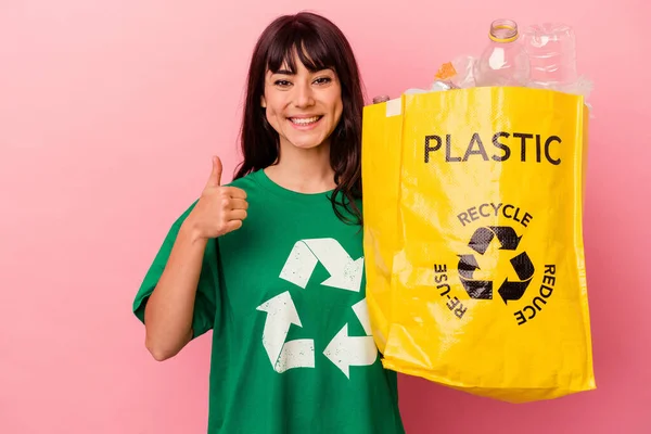 Jovem Caucasiana Segurando Saco Plástico Reciclado Isolado Fundo Rosa Sorrindo — Fotografia de Stock