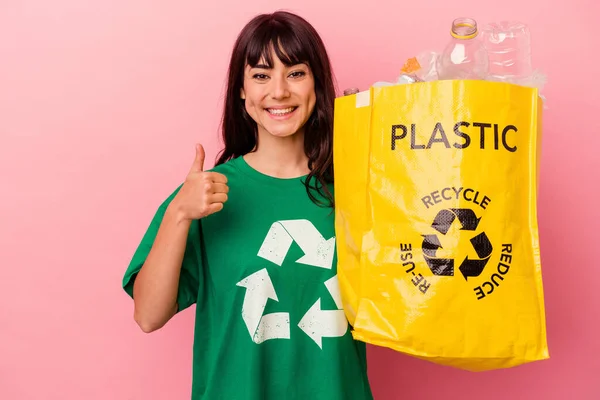 Pembe Arka Planda Izole Edilmiş Geri Dönüştürülmüş Plastik Bir Çanta — Stok fotoğraf