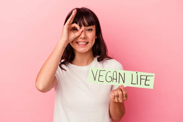 Jovem Mulher Caucasiana Segurando Cartaz Vida Vegan Isolado Fundo Rosa — Fotografia de Stock