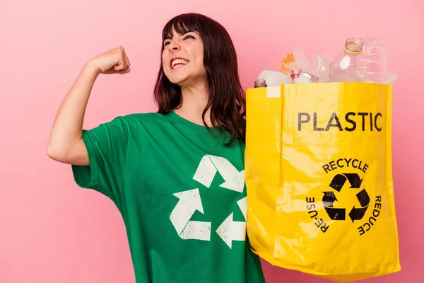 Jovem Caucasiana Segurando Saco Plástico Reciclado Isolado Fundo Rosa Levantando — Fotografia de Stock