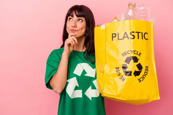 Mulher Caucasiana Jovem Segurando Saco Plástico Reciclado Isolado Fundo Rosa — Fotografia de Stock