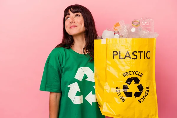 Joven Mujer Caucásica Sosteniendo Una Bolsa Plástico Reciclado Aislada Sobre —  Fotos de Stock