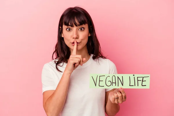 Mulher Caucasiana Jovem Segurando Cartaz Vida Vegan Isolado Fundo Rosa — Fotografia de Stock