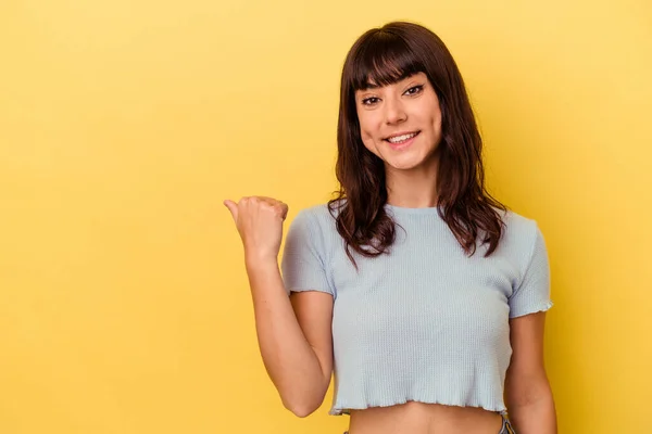 Mujer Caucásica Joven Aislada Sobre Fondo Amarillo Impactado Señalando Con — Foto de Stock