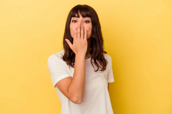 Jeune Femme Caucasienne Isolée Sur Fond Jaune Choquée Couvrant Bouche — Photo