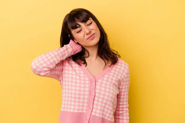 Mujer Caucásica Joven Aislada Sobre Fondo Amarillo Con Dolor Cuello — Foto de Stock