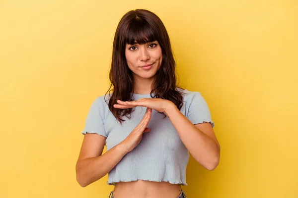 Young Caucasian Woman Isolated Yellow Background Showing Timeout Gesture — Stock Photo, Image