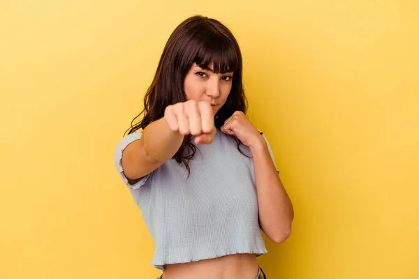 Junge Kaukasische Frau Isoliert Auf Gelbem Hintergrund Wirft Einen Schlag — Stockfoto