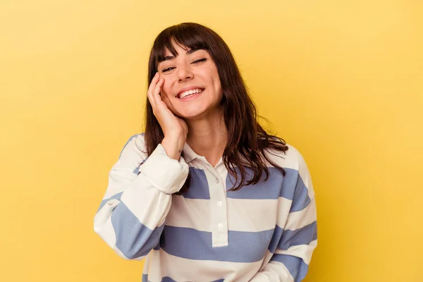 Joven Mujer Caucásica Aislada Sobre Fondo Amarillo Ríe Felizmente Divierte —  Fotos de Stock