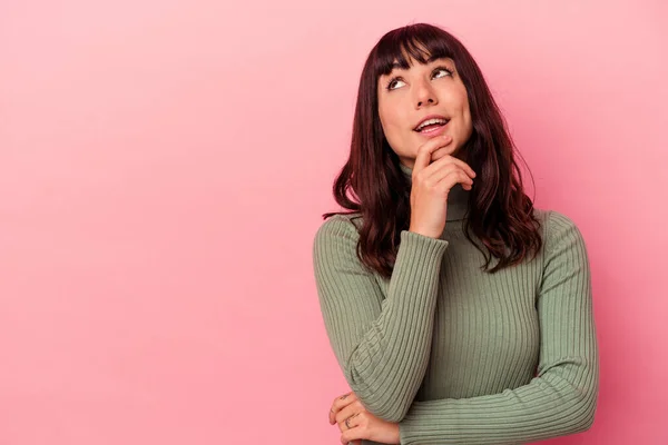 Young Caucasian Woman Isolated Pink Background Relaxed Thinking Something Looking — Stock Photo, Image