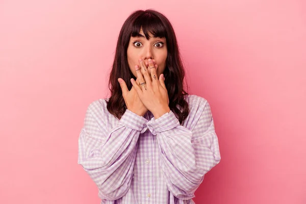 Young Caucasian Woman Isolated Pink Background Shocked Covering Mouth Hands — Stock Photo, Image