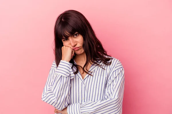 Jeune Femme Caucasienne Isolée Sur Fond Rose Fatiguée Une Tâche — Photo