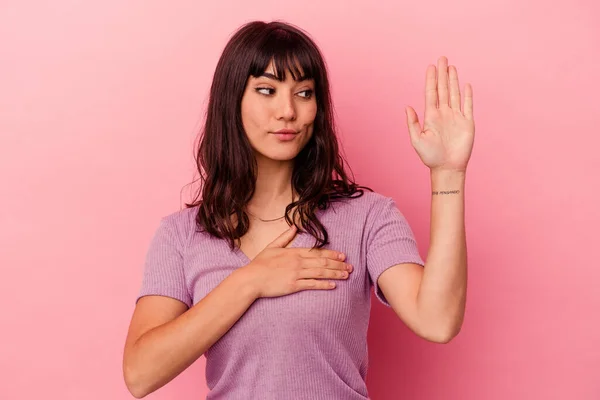 Giovane Donna Caucasica Isolata Sfondo Rosa Che Presta Giuramento Mettendo — Foto Stock