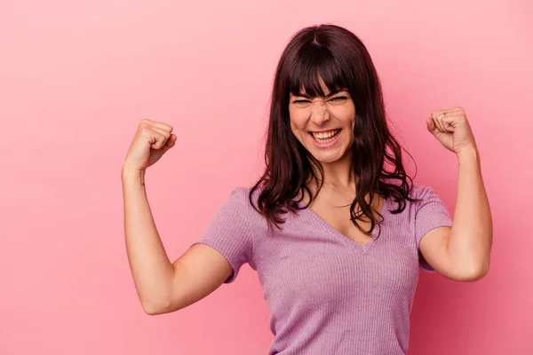 Jonge Kaukasische Vrouw Geïsoleerd Roze Achtergrond Verhogen Vuist Een Overwinning — Stockfoto