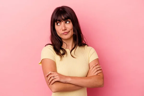 Jeune Femme Caucasienne Isolée Sur Fond Rose Rêvant Atteindre Des — Photo