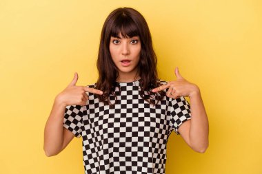 Sarı arka planda izole edilmiş genç beyaz kadın parmakları aşağıda, olumlu bir his var..