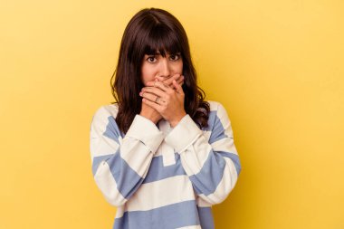 Sarı arka planda izole edilmiş genç beyaz kadın elleri ve elleri endişeli görünüyor..