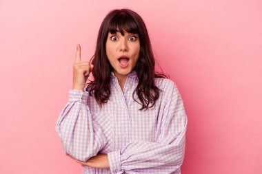 Pembe arka planda soyutlanmış beyaz bir kadın. Harika bir fikri var. Yaratıcılık kavramı..