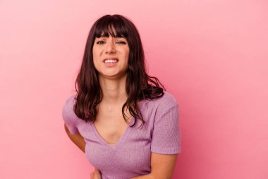 Pembe arka planda karaciğer ağrısı çeken, karnı ağrıyan beyaz bir kadın..